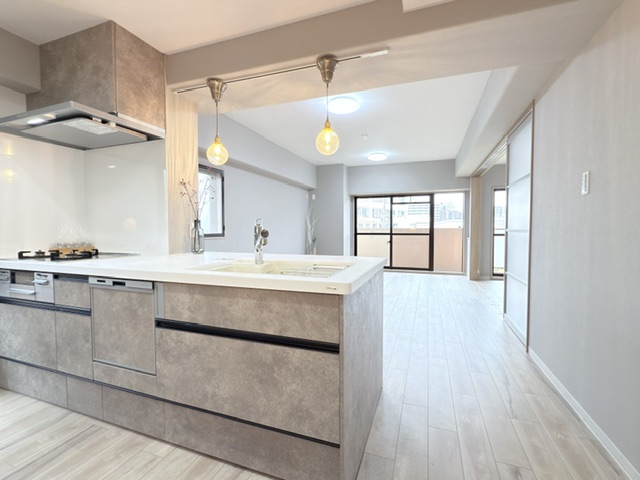 グラン・ドムール茨木　～平面駐車場権利付の100㎡超　南東角部屋４LDK！リフォーム完成～